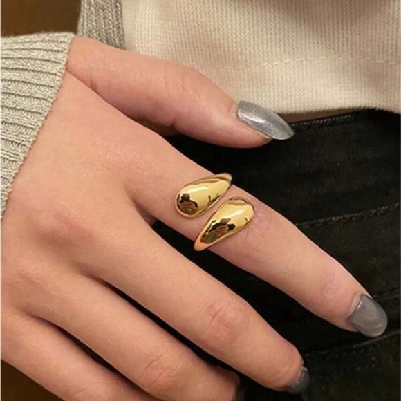 Jewelry - ✨Stainless Steel Gold Loop Ring